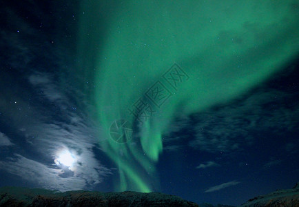 月亮前的北极光线强烈背景图片