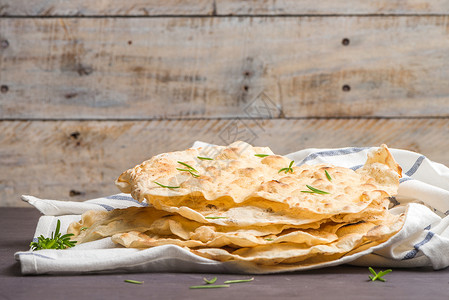 印度薄饼自制热教堂早餐盘子折叠面包文化面团烹饪小麦酥油手工背景