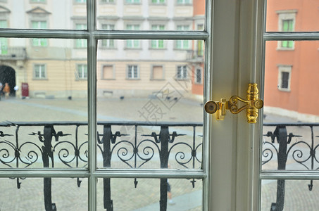 城堡窗口窗口金属百叶窗套圈闩锁金子背景图片