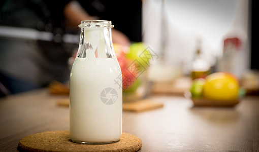 牛奶瓶背景食物桌子瓶子白色背景图片