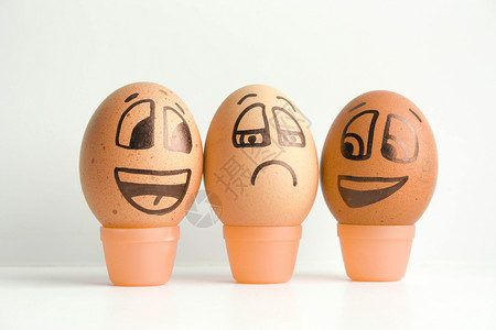 画表情的鸡蛋满意的鸡蛋 不满的概念背景
