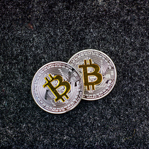两枚银比特币硬币数字白银银币现金虚拟黄色金融交换投资货币背景图片