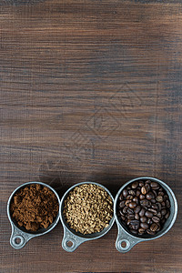 木制背景不同种类的咖啡 以木制背景冻干食物棕色量杯金属升华背景图片