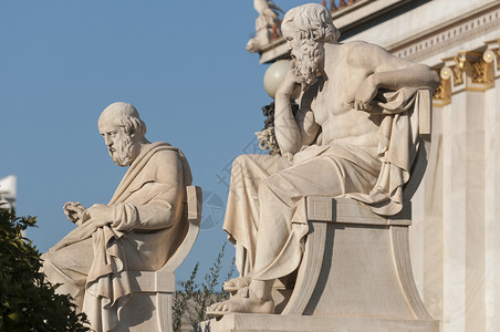 古希腊哲学家苏格拉底和柏拉图雕像背景