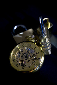 时间和安全概念的概念挂锁黑色口袋手表背景图片