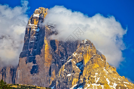 视图中三个拉瓦雷多峰高清图片