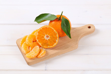 和切片的橘子砧板食物横截面去皮水果片段背景图片