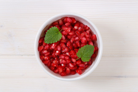 碗石榴种子情调水果白色异国甜点食物高架团体红色背景图片