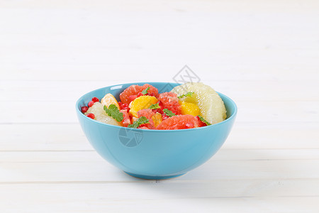 柑橘和石榴沙拉柚子石榴异国小吃情调蓝色热带橙子食物甜点背景图片