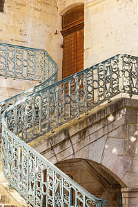 螺旋式楼梯古老的螺旋式螺旋形成一个教堂的铁楼梯背景