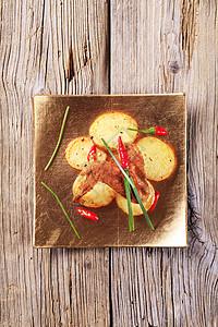 辣鸡翅和马铃薯韭菜油炸午餐红辣椒食物高架料理土豆盘子背景背景图片