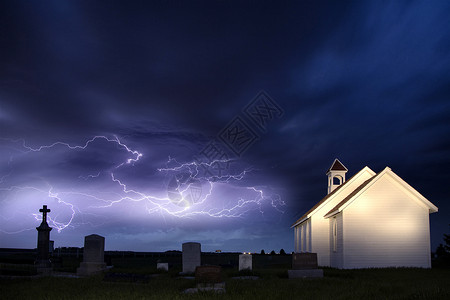 阿克雷里教堂风暴和乡村教会草原农村教堂危险历史戏剧性雷雨国家历史性天空背景