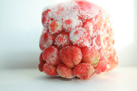 草莓大红冰背景图片