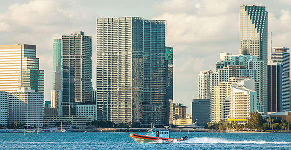 海岸警卫队在佛罗里达迈阿密天线前的舰艇背景图片