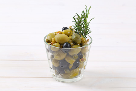 绿色的 黑色的橄榄 以及有果和的果实沙拉玻璃伴奏食物迷迭香雀跃浆果盐渍背景图片