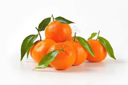 有籽橘子有叶子的橘子热带情调水果异国食物树叶背景