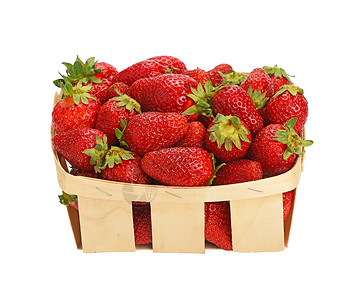 装着草莓篮子红熟草莓 用木制篮子装在白色上季节水壶浆果水果食物木头红色农业枝条状乡村背景