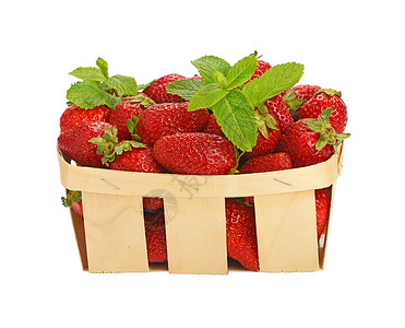 装着草莓篮子红熟草莓 用木制篮子装在白色上薄荷浆果木头食物农业叶子季节乡村绿色枝条状背景