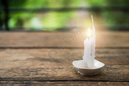在木制桌上用小杯子烧蜡烛背景图片