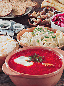俄罗斯食品类组家庭厨房菜单锅贴水饺饼子面包鲱鱼桌子盘子背景图片