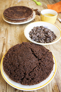 制作巧克力海绵蛋糕蛋糕甜点可可巧克力奶油背景图片