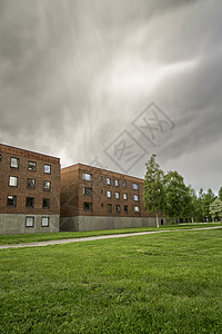 学生公寓与云层的天空背景图片