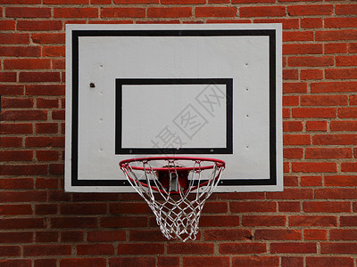 网红墙打卡白色篮球网 挂在红砖墙上白网红墙砖墙运动团队背景