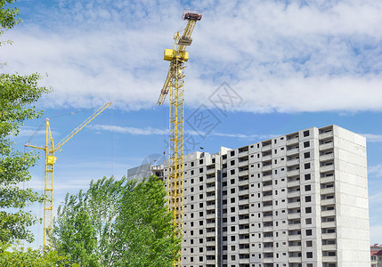 两座高塔起重机对着多层住宅大楼的骗局结构预制板混凝土勃起混凝土块面板高楼系统建造业钢筋背景