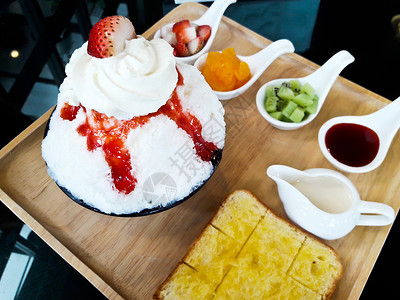 草莓Bing Su 韩国甜点水果食物白色牛奶红色高清图片