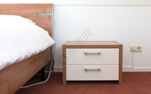 床铺和床垫桌房子褐色地面地毯内页奢华家具白色棕色卧室背景