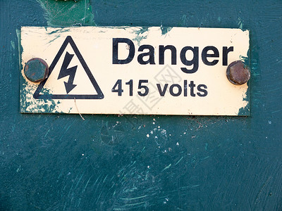 警告框框中 uk 上的415伏特标志天空腐蚀电工电压危险手表黑板警告电气金属背景