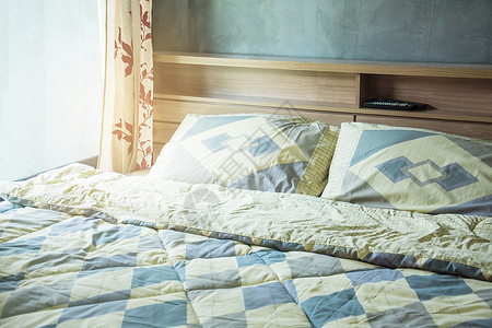 和枕头毯子 在床上用光灯在老旧的木制卧室家具床垫房间服务亚麻情人奢华家庭酒店软垫背景图片