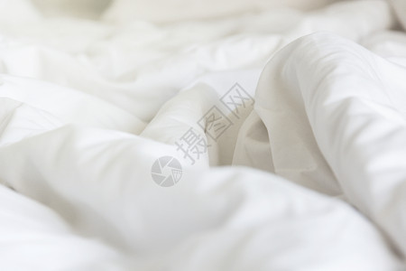早上醒来后 卧室里皱纹的毛毯乱七八糟纺织品枕套情人毯子涟漪织物酒店床单软垫用品背景图片