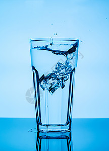 从玻璃中抽水波纹运动液体健康反射立方体环境飞溅水滴茶点背景图片