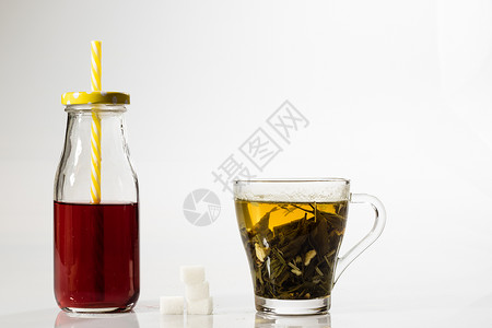白色背景的茶杯中的茶 绿色或水果茶茶点饮料工作室盘子餐具食物橙子药品液体杯子背景图片