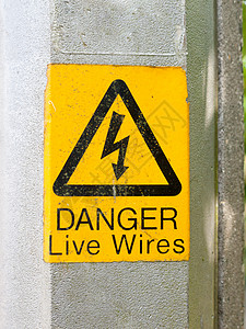 安全警告路标黄黄色电灯后警示标志路标黄色电线警告危险通道安全居住街道天空背景