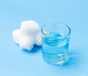 CL 蓝底蓝色酒精和棉花羊毛玻璃杯高清图片