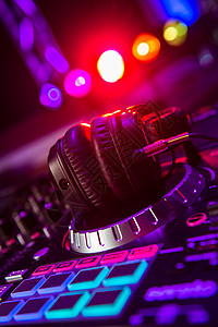 电火花加工在夜总会配耳机的Dj混音器俱乐部活动纽扣派对转盘艺术电脑频道控制电子产品背景