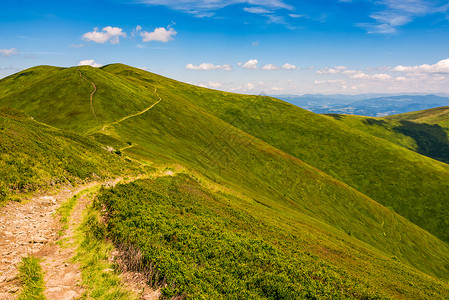 山坡小路穿过山脊的河道上坡边缘风景高山旅行天气山坡缠绕小路顶峰背景