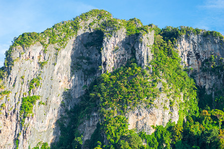 山顶上满是绿绿的岩石背景图片