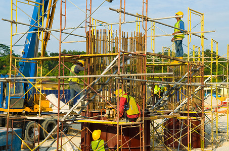 建筑工地城市蓝色项目商业起重机进步劳动水泥脚手架工程背景图片