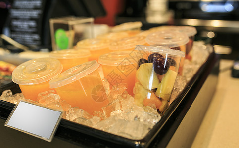 冰中的天然橙子汁高清图片