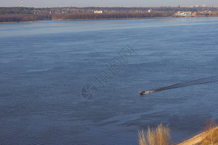 乘摩托艇直航到河岸高清图片