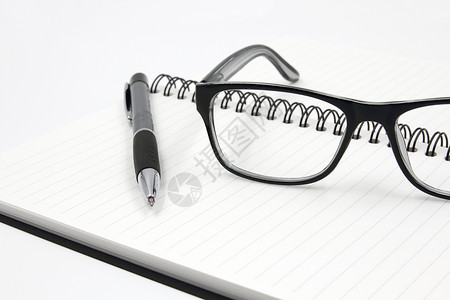 笔记本眼镜和笔的白色背景日记办公室喷泉空白商业笔记工作文档记事本桌子背景图片