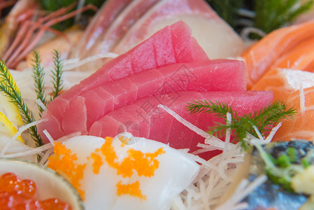 北冥有鱼素材生沙门生生生刺鱼寿司 盘子里有虾 日本菜食物厨房海鲜草药萝卜寿司鳟鱼美食木板烹饪背景