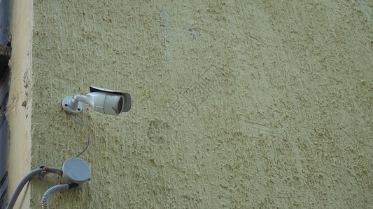 儿童艺术学校墙壁上的监控摄像头剃刀视频镜片商业记录安全预防建筑控制警卫背景图片