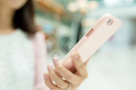 妇女使用手机女性短信身体冲浪女孩游戏女士电话粉色细胞背景图片