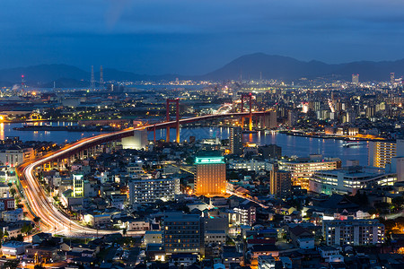 博多晚上的福冈天际景观播送旅行建筑学商业摩天大楼建筑城市地标市中心背景