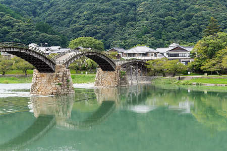 锦带花日本金台桥曲线历史建筑学传统城堡风景游客场景历史性旅行背景