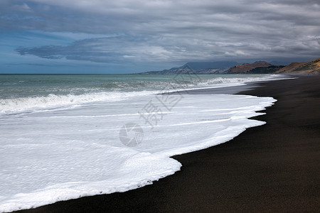拉兰吉海滩灰色黑色格式潮汐海洋白色蓝色冲浪多云水平背景图片